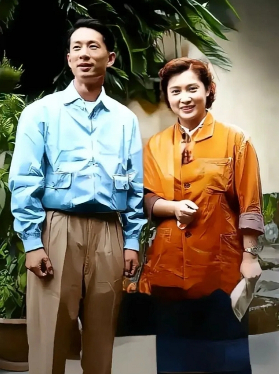 60年代,冯喆和秦怡两位著名电影表演艺术家的珍贵合影,照片中冯喆穿着