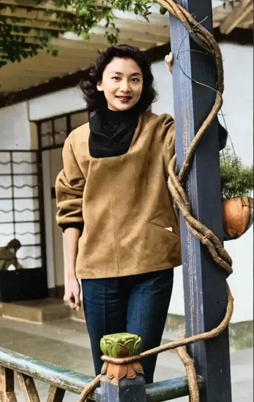 年轻时候的夏梦靓丽倩影,她和石慧,陈思思并称长城三公主,号称香港的"