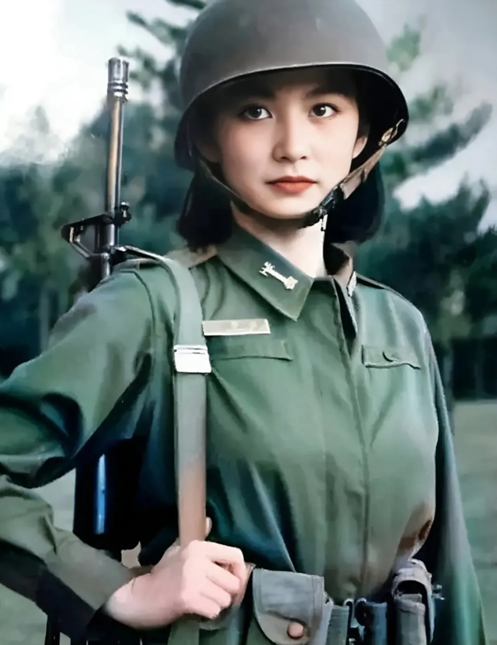 年轻时候的林青霞帅气军装倩影,照片中林青霞穿着一身军绿色军装,头戴