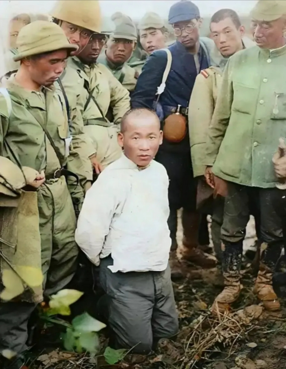 抗战时期,一张由鬼子随军记者拍摄的老照片,这名抗日战士在深入敌战区