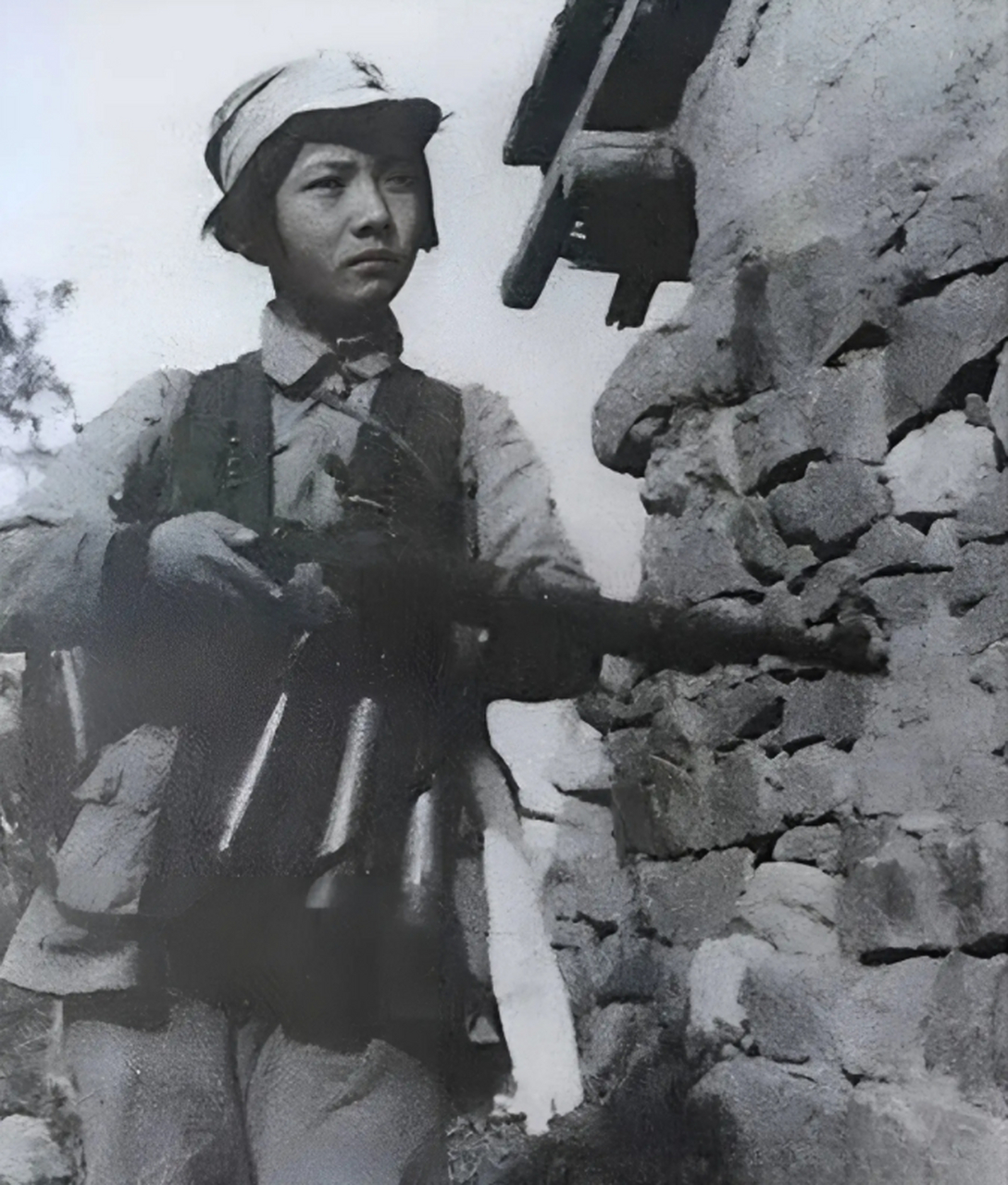 抗战时期,一名正在站岗执勤的八路军女战士靓丽留影,照片中这名女战士