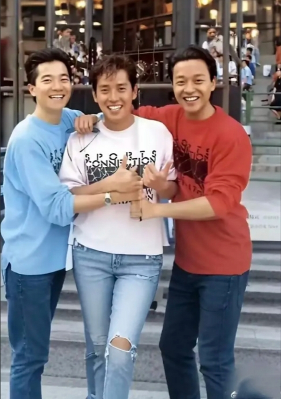 陈百强,谭咏麟和张国荣年轻时候的珍贵合影,照片中情歌王子陈百强穿着