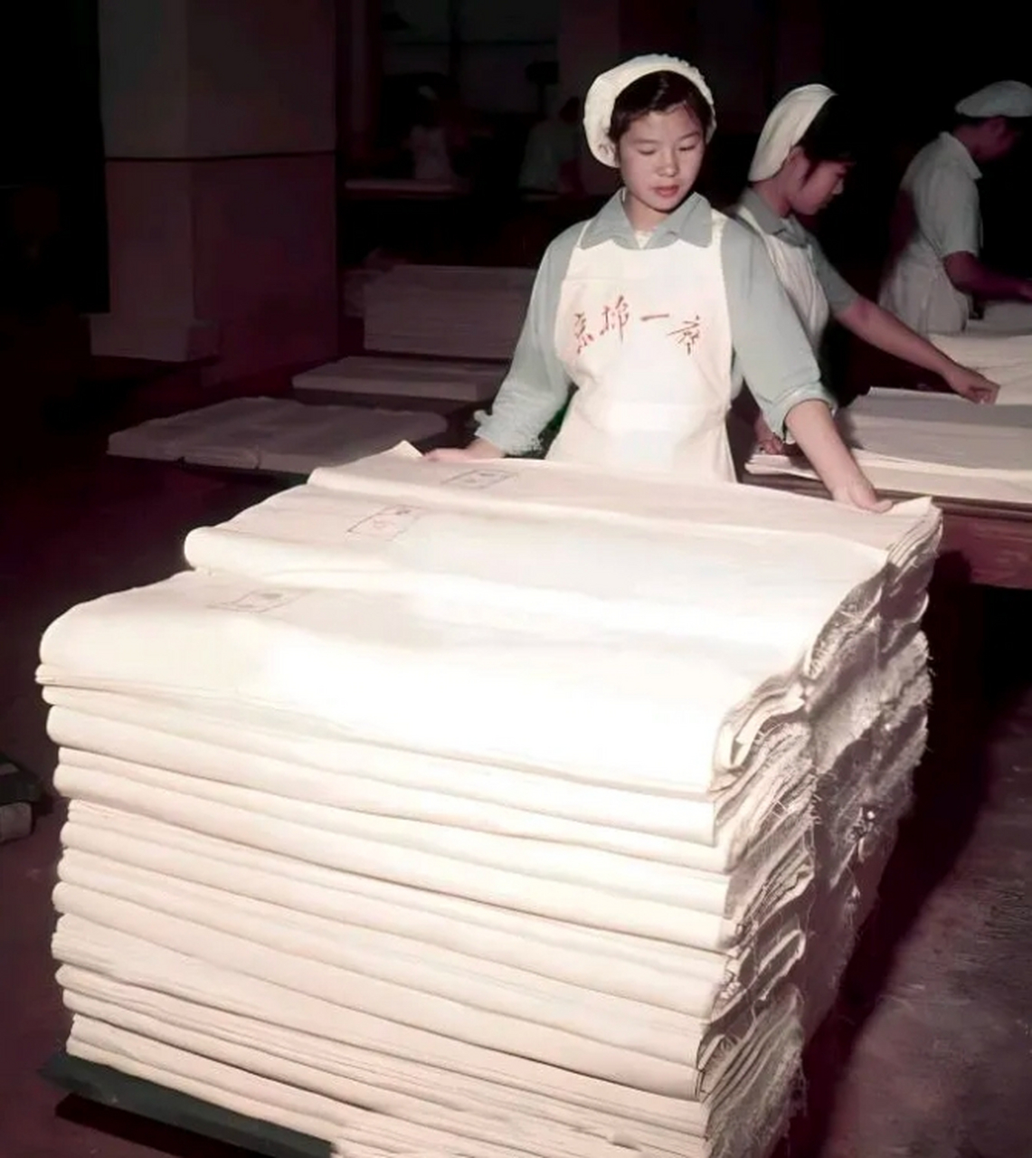 1954年,北京第一棉纺织厂女工工作时的珍贵留影,照片中女工们穿着简洁