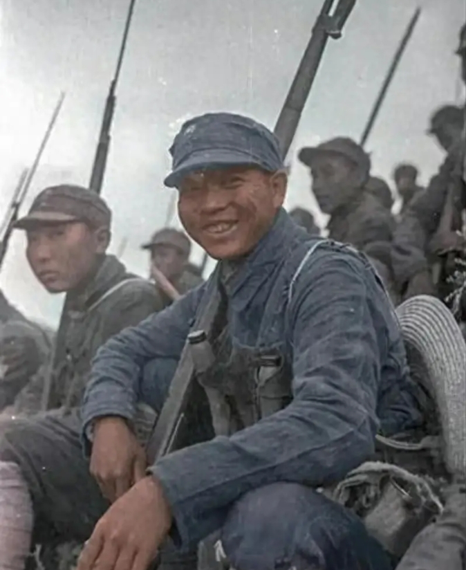 抗战时期,正在山坡上休息的八路军战士真实留影,照片中这名八路军战士