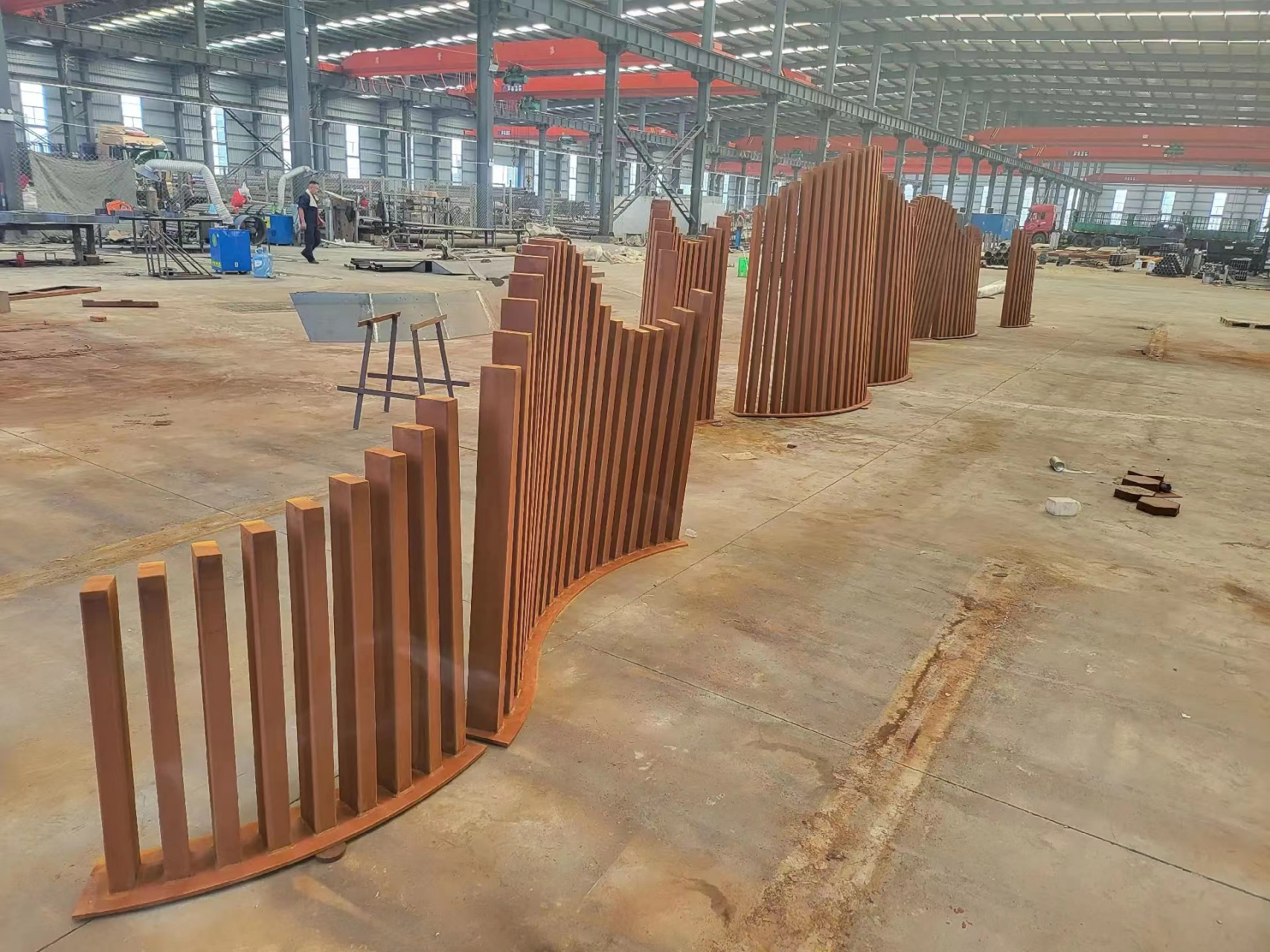 耐候钢精神堡垒#   它由耐候钢制成,具有出色的耐腐蚀性和耐久性.