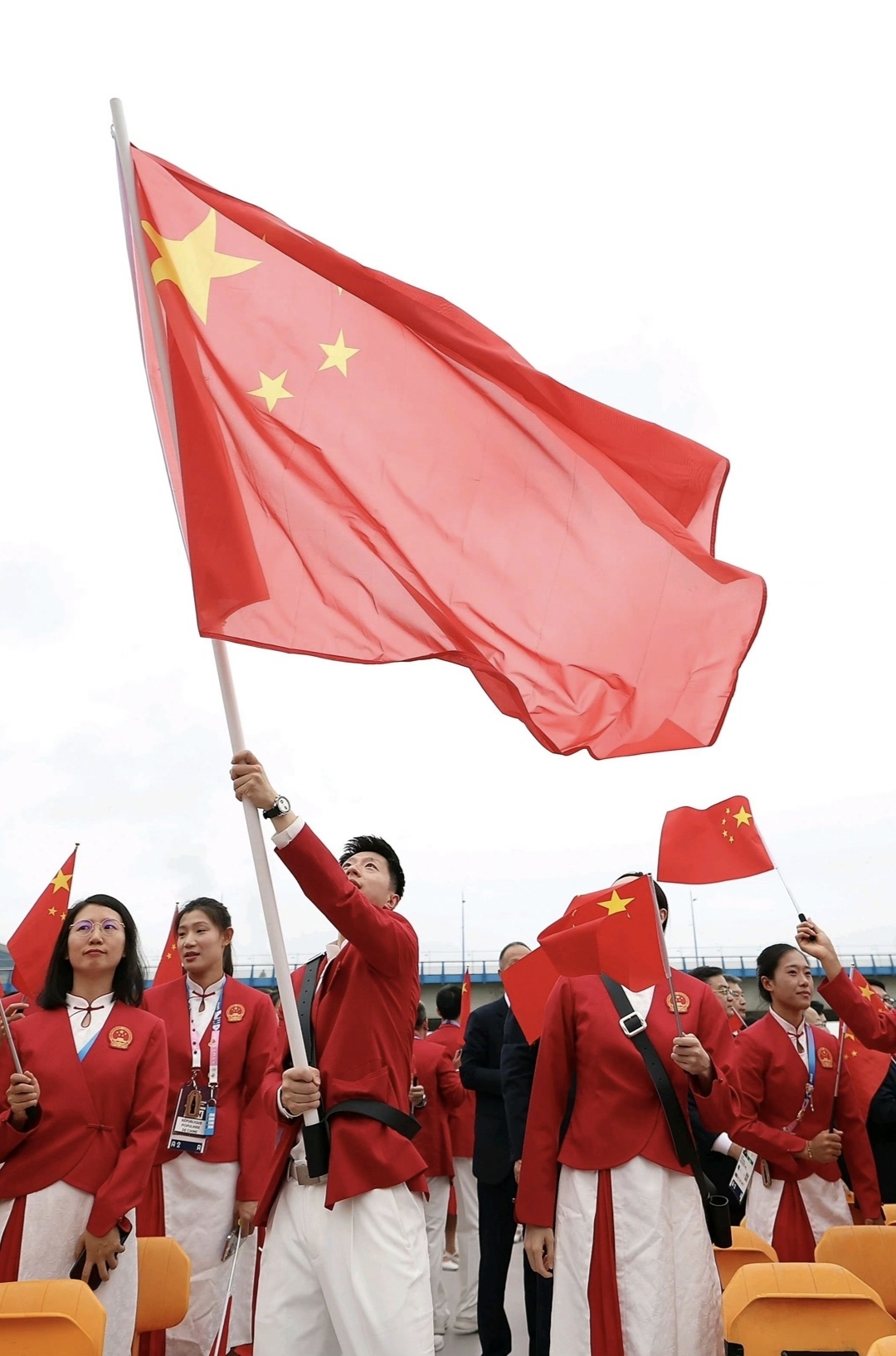 旗手马龙冯雨霸气挥舞着国旗在塞纳河上展现着中国健儿们的气质和