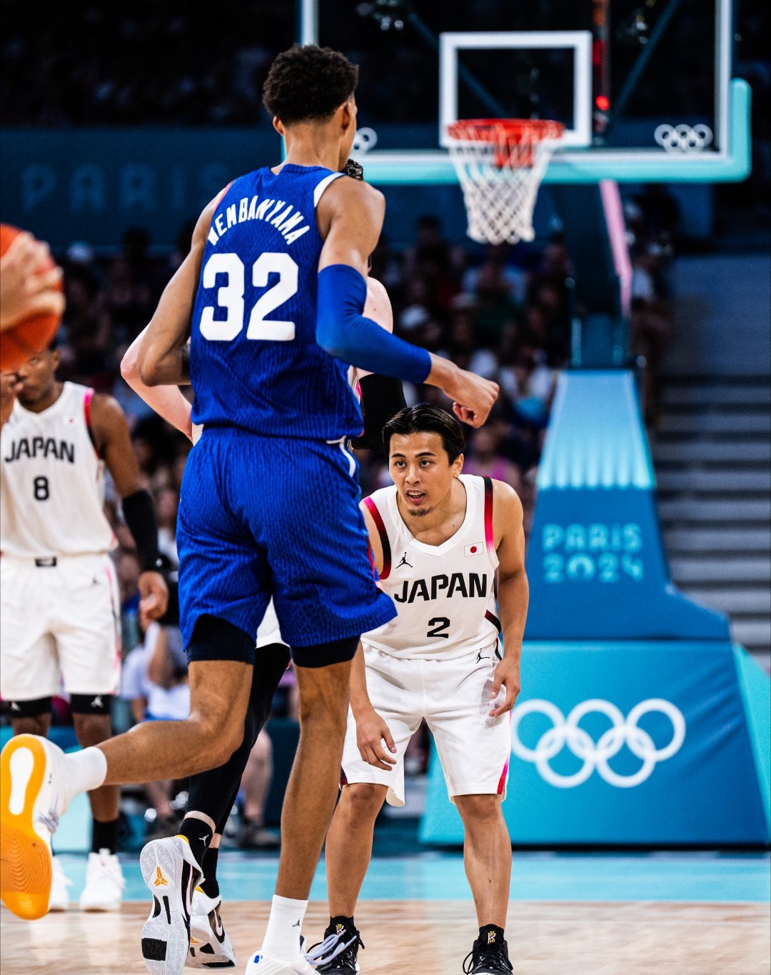 当身高不足1米7的日本男篮后卫富樫勇树和身高2米24的法国中锋文班亚