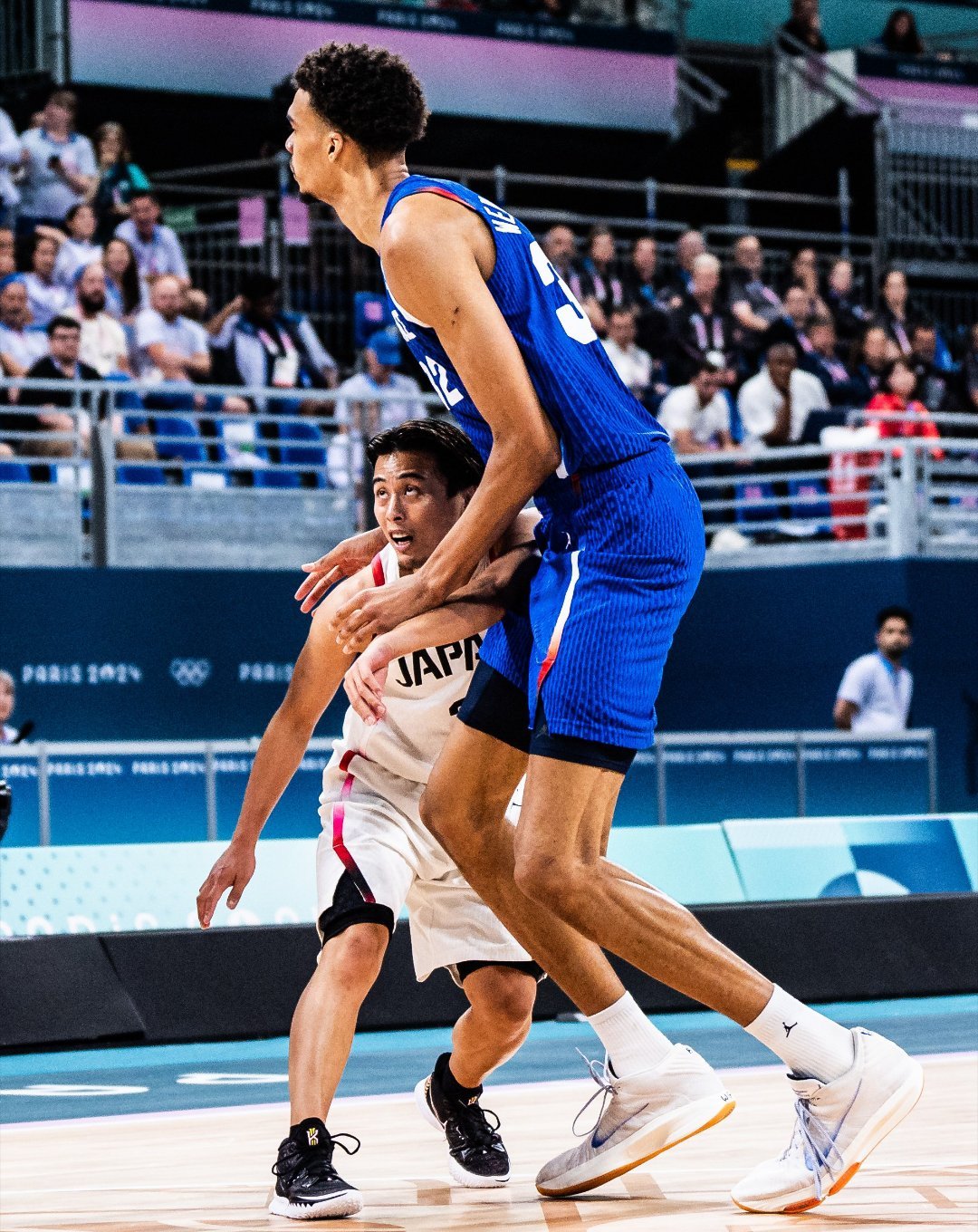 当身高不足1米7的日本男篮后卫富樫勇树和身高2米24的法国中锋文班亚