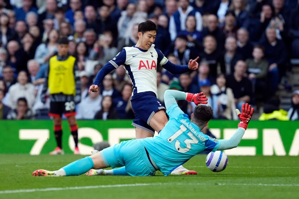 英联杯纽卡斯尔联2-0热刺喜鹊军团主场发威的简单介绍