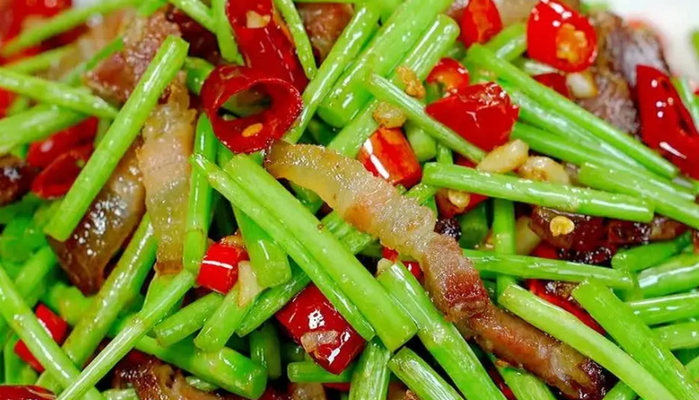 来南昌嗨一夏# 藜蒿炒腊肉是江西南昌地区的一道传统特色菜,深受档刎