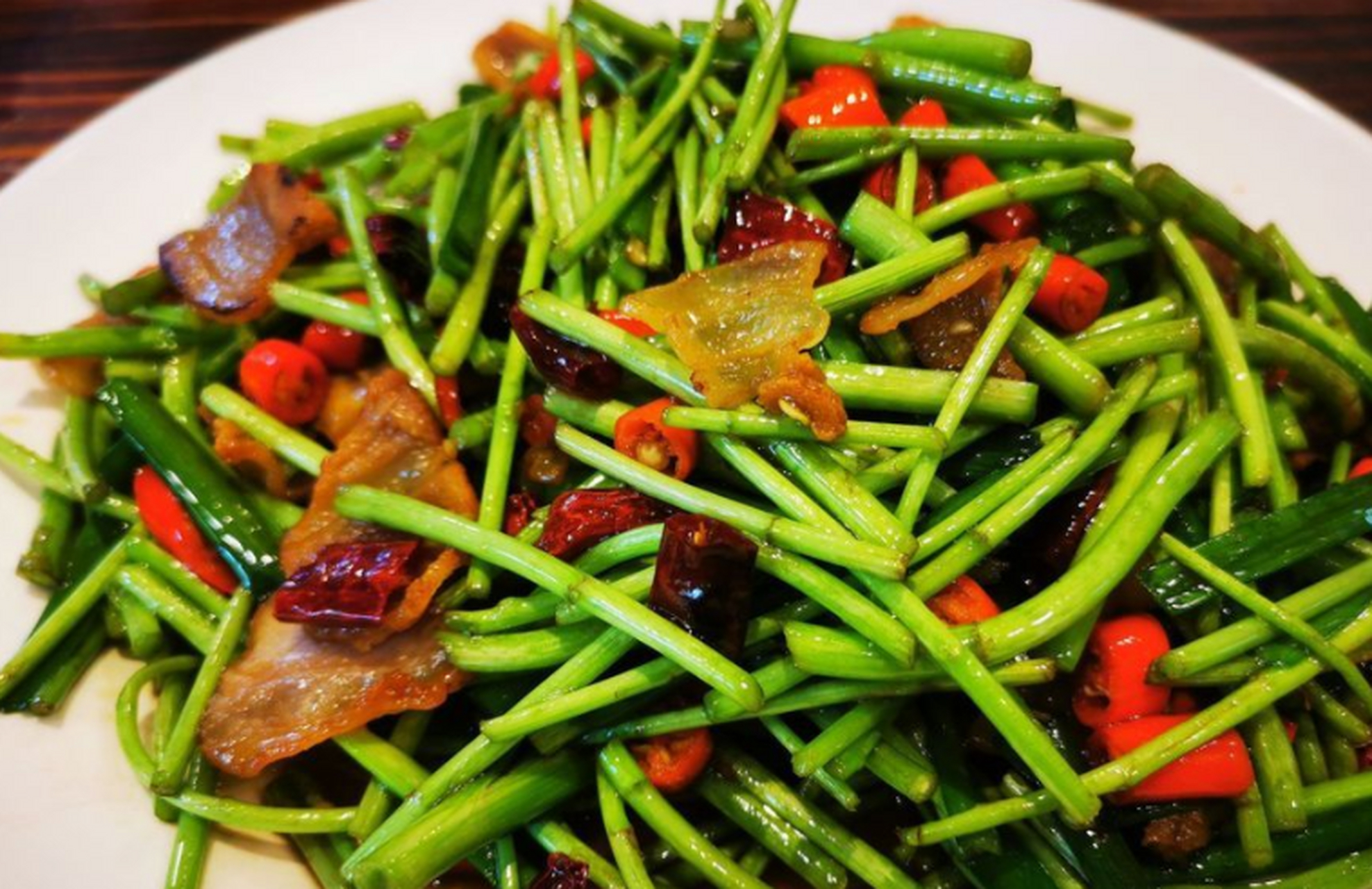 来南昌嗨一夏# 藜蒿炒腊肉是江西南昌地区的一道传统特色菜,深受档刎