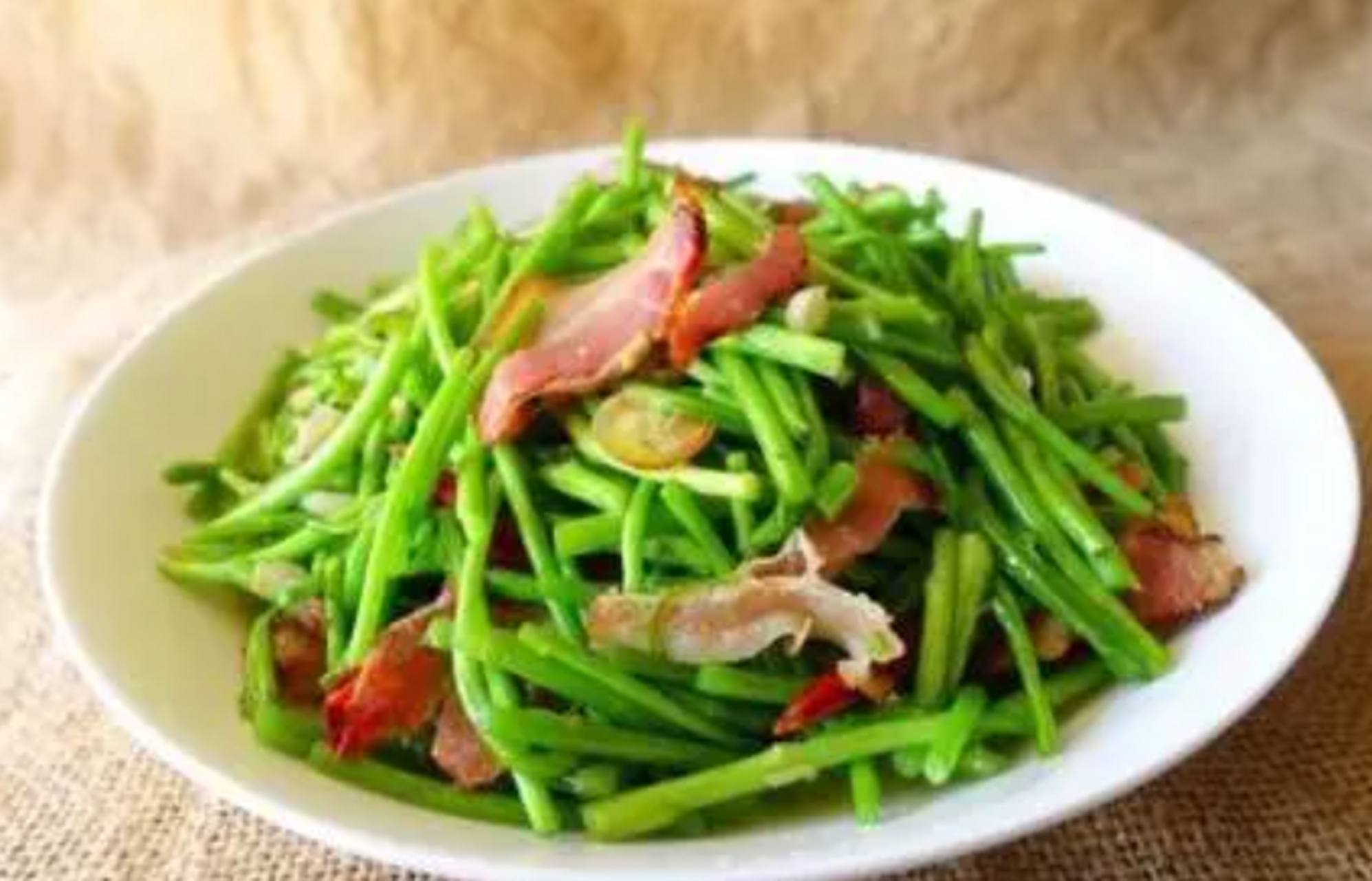 来南昌嗨一夏# 藜蒿炒腊肉因其口感独特,口味丰富而成为南昌地区的