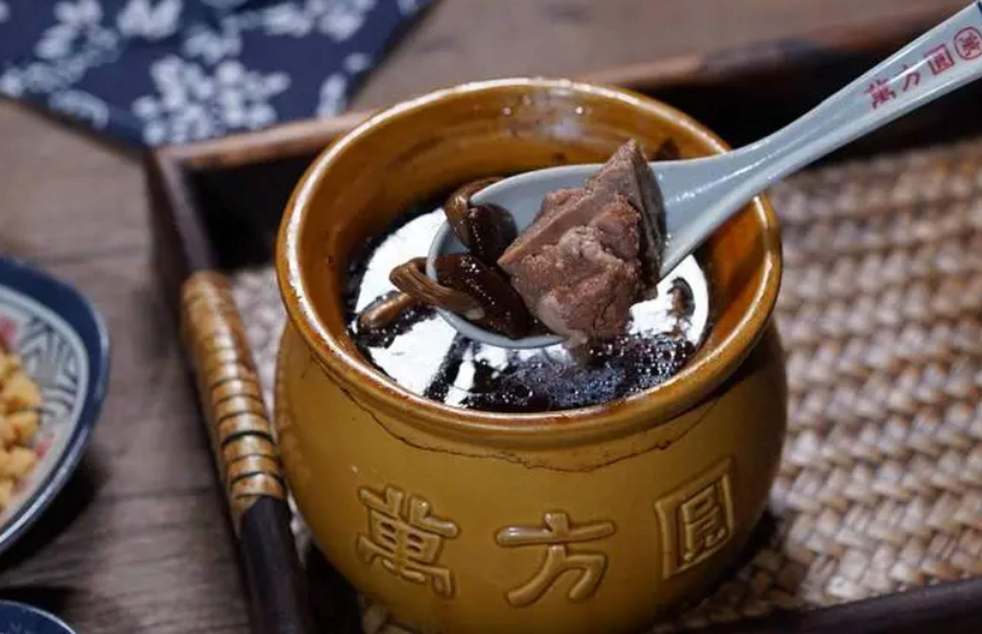 来南昌嗨一夏# 南昌瓦罐汤,又称南昌煨汤,在江西南昌地区享有拭名