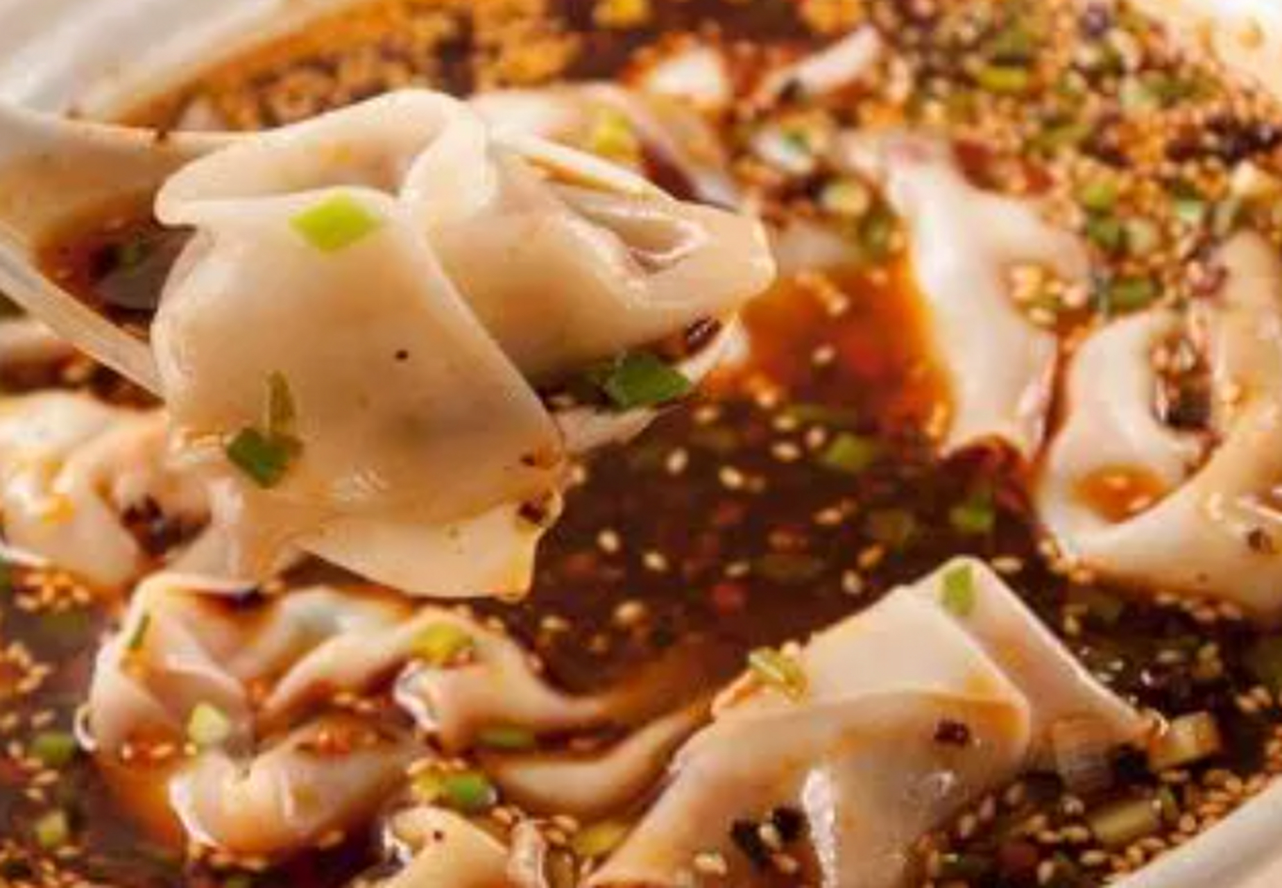 龙抄手皮薄馅嫩,包裹着鲜香可口的鲜肉馅料,再配上热气腾腾的酸辣汤底