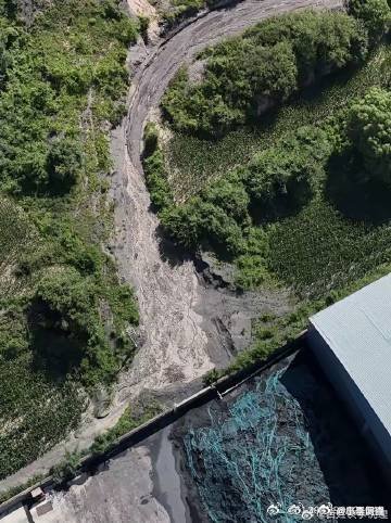 脏乱差现象亟待整治 近日,有群众反映临汾市蒲县克城镇徐家沟村煤场
