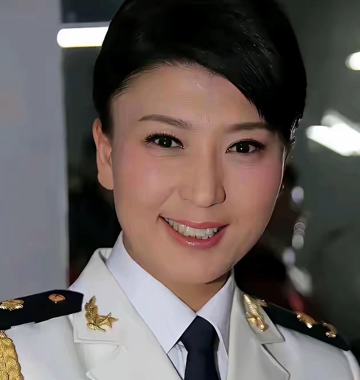 一方面军人向来以朴素奉献为核心形象代表国家承载使命;另一方面