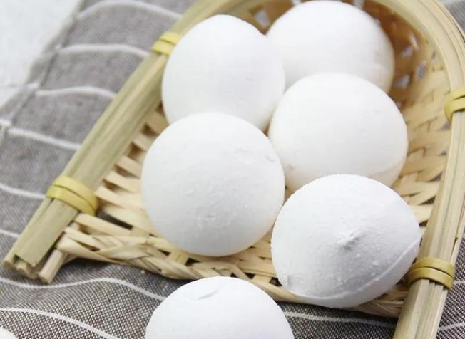 白色的蘑菇,圆头的,这一形象描述让人不禁联想到多种可能的蘑菇种类