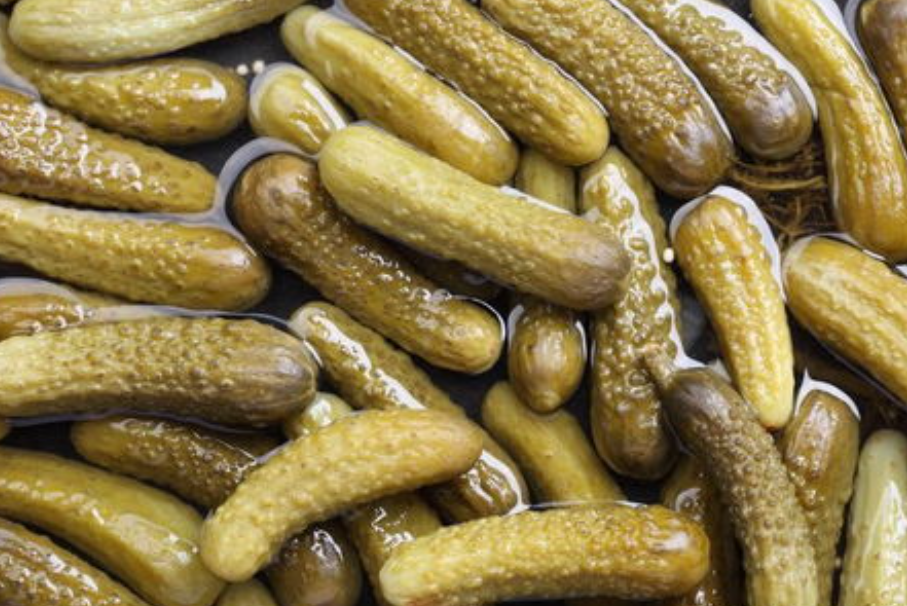 酸黄瓜的腌制是一门融合传统工艺与现代食品科学的精致技艺