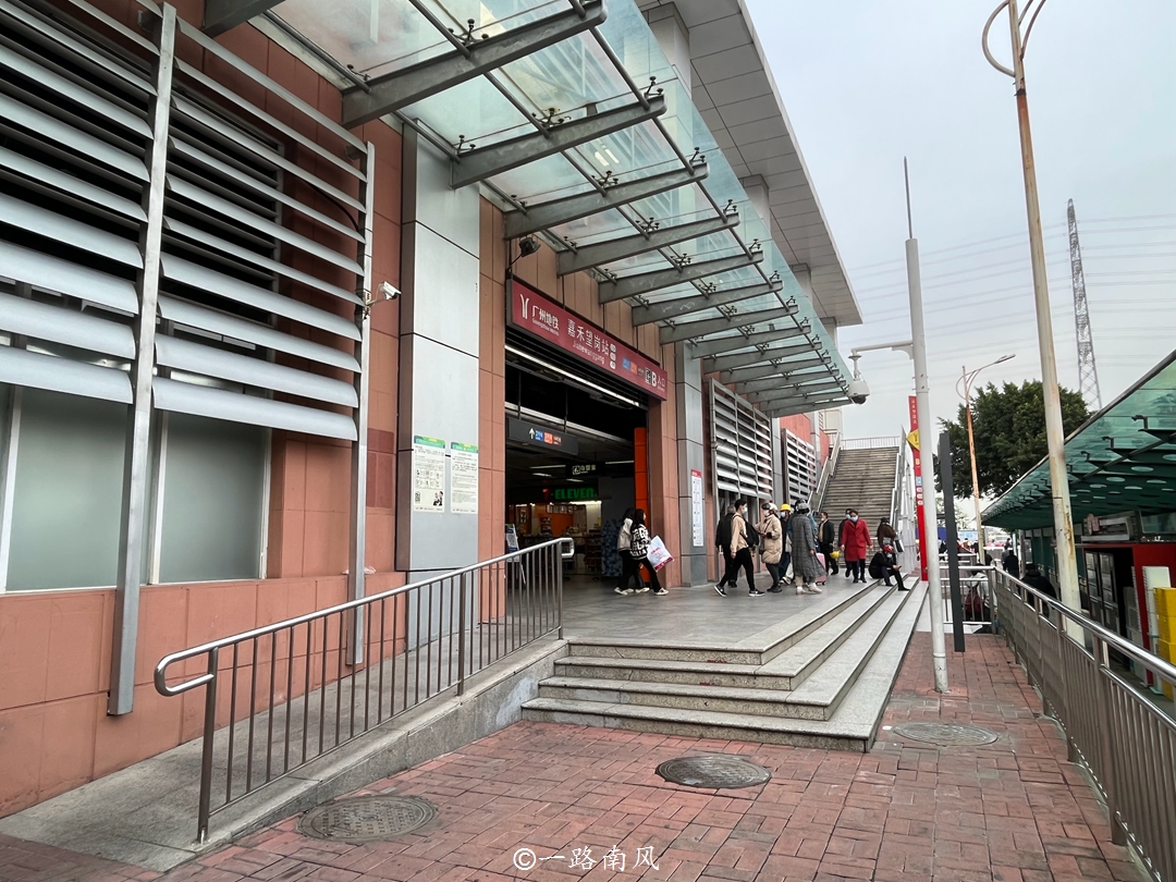 嘉禾望岗是广州非常特别的地铁站,原来位于北郊相对偏僻的位置,开通后