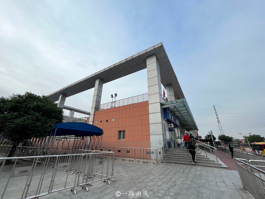 嘉禾望岗是广州非常特别的地铁站,原来位于北郊相对偏僻的位置,开通后