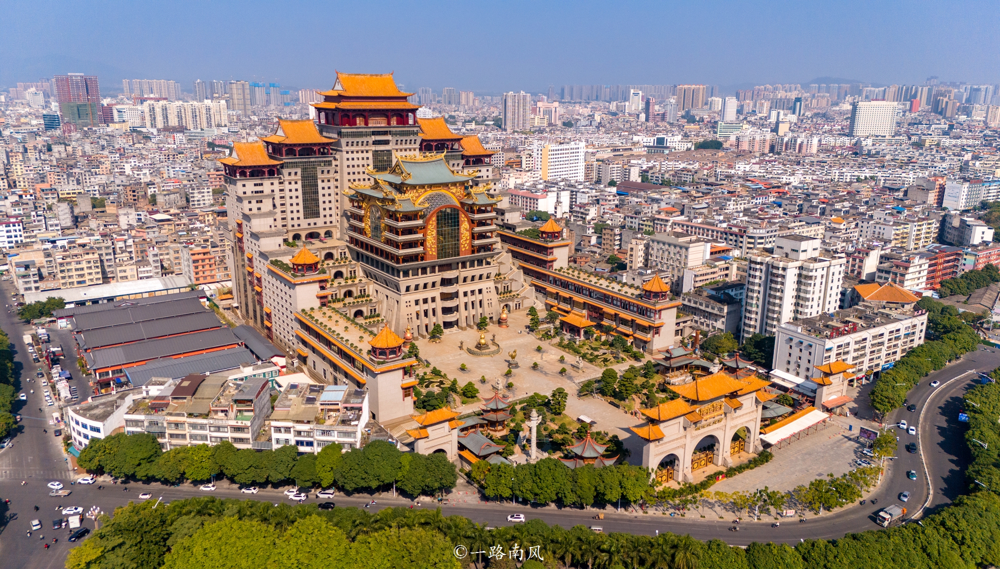 玉林出现豪华的"布达拉宫",拥有世界上最大的室内佛殿,园内一棵树就