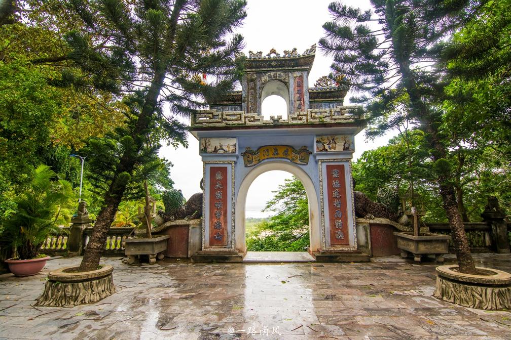 亚洲最狭长的国家,男人喜欢戴绿帽,到处都是汉字,但很多当地人看不懂