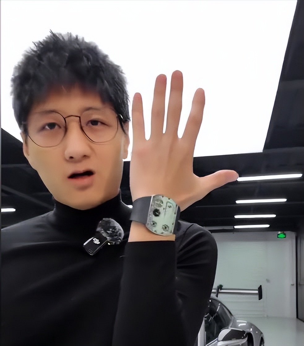 00 后女孩豪掷 680 万买表为男友庆生,叮嘱别让