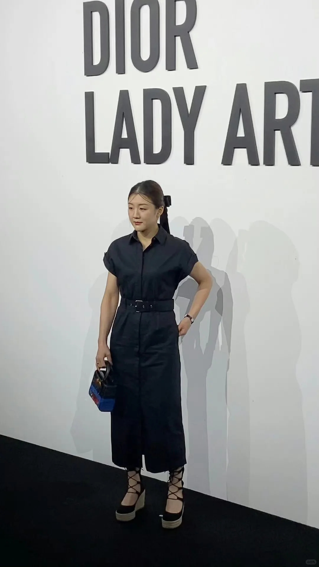 参加迪奥活动的陈梦,一身优雅长裙,配个蓝色小手包,有种专属于她的