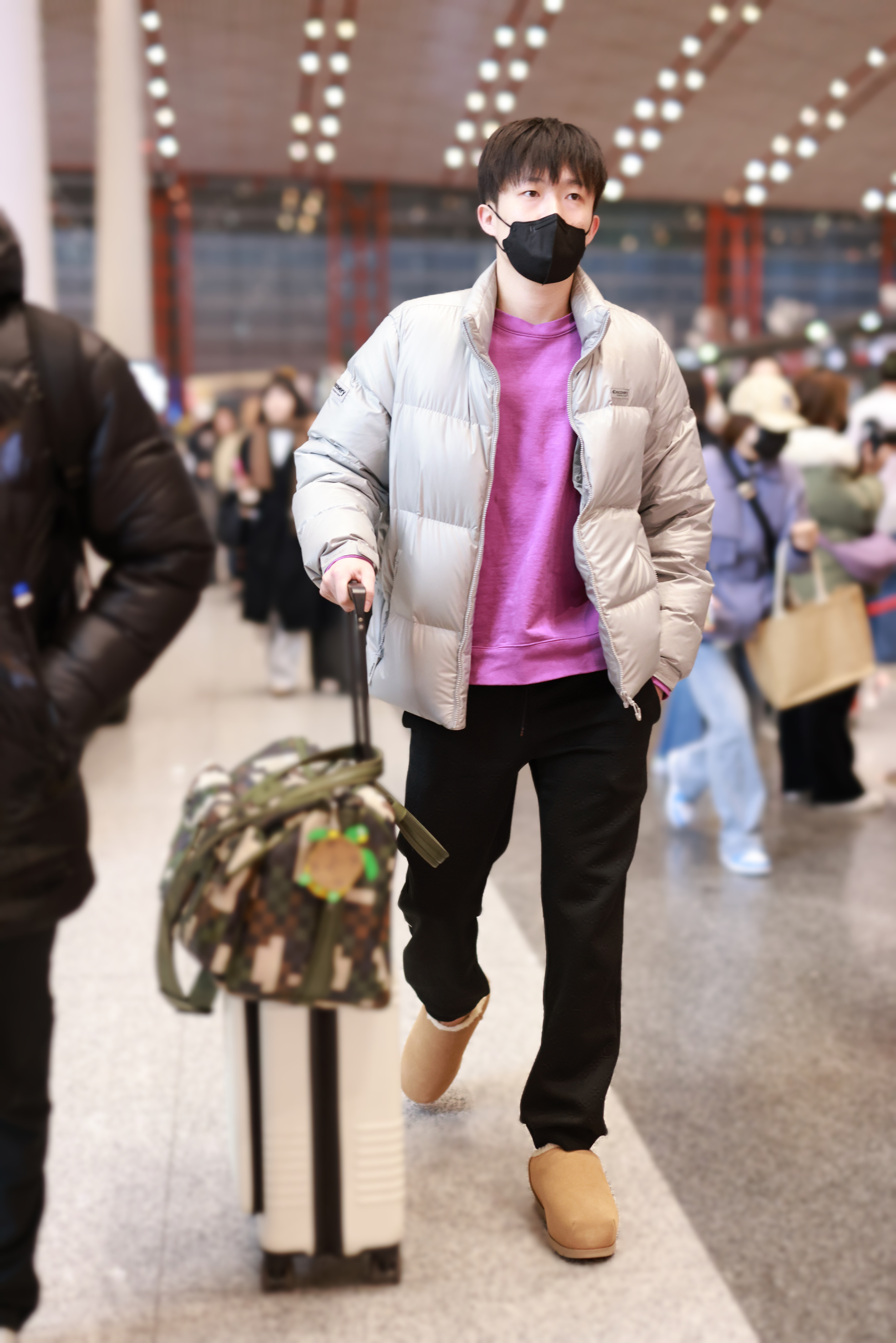 身着ugg pumped slide卡皮巴拉拖,解锁松弛有型的活力冬日