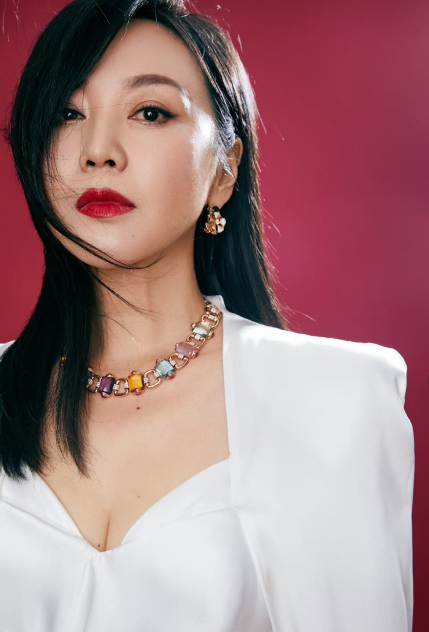 貌若天仙的性感女神#闫妮# 一袭白色深v高开叉礼裙,丰满傲人的事业线