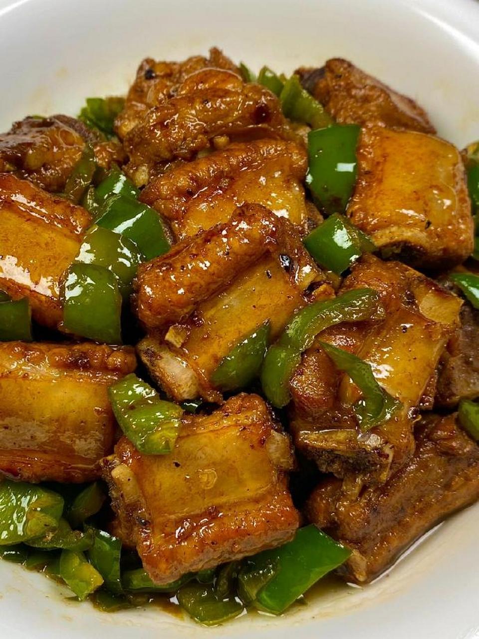 我爸做的青椒焖排骨嘎嘎好吃.