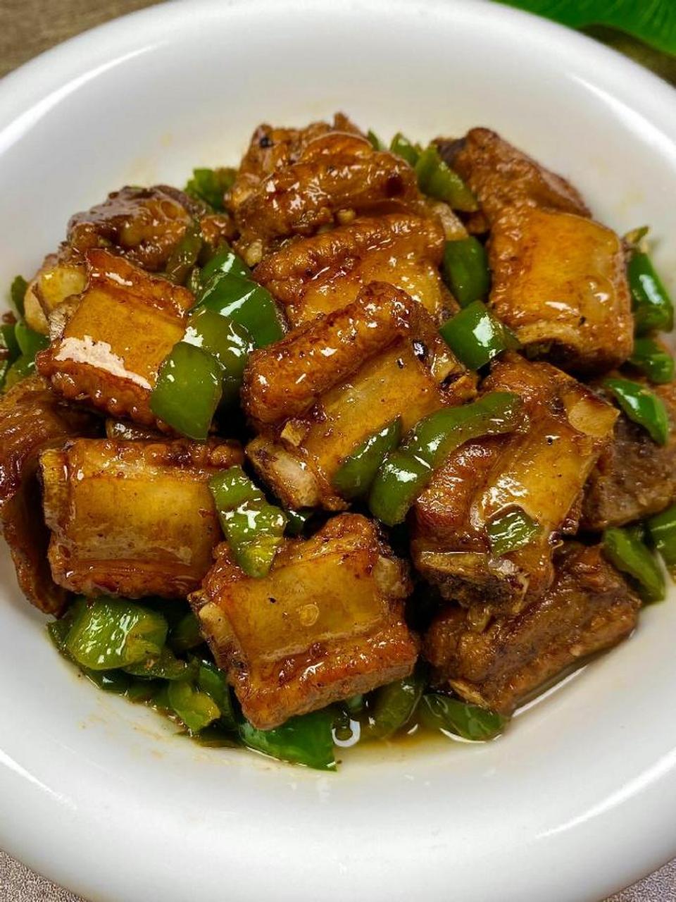 我爸做的青椒焖排骨嘎嘎好吃.