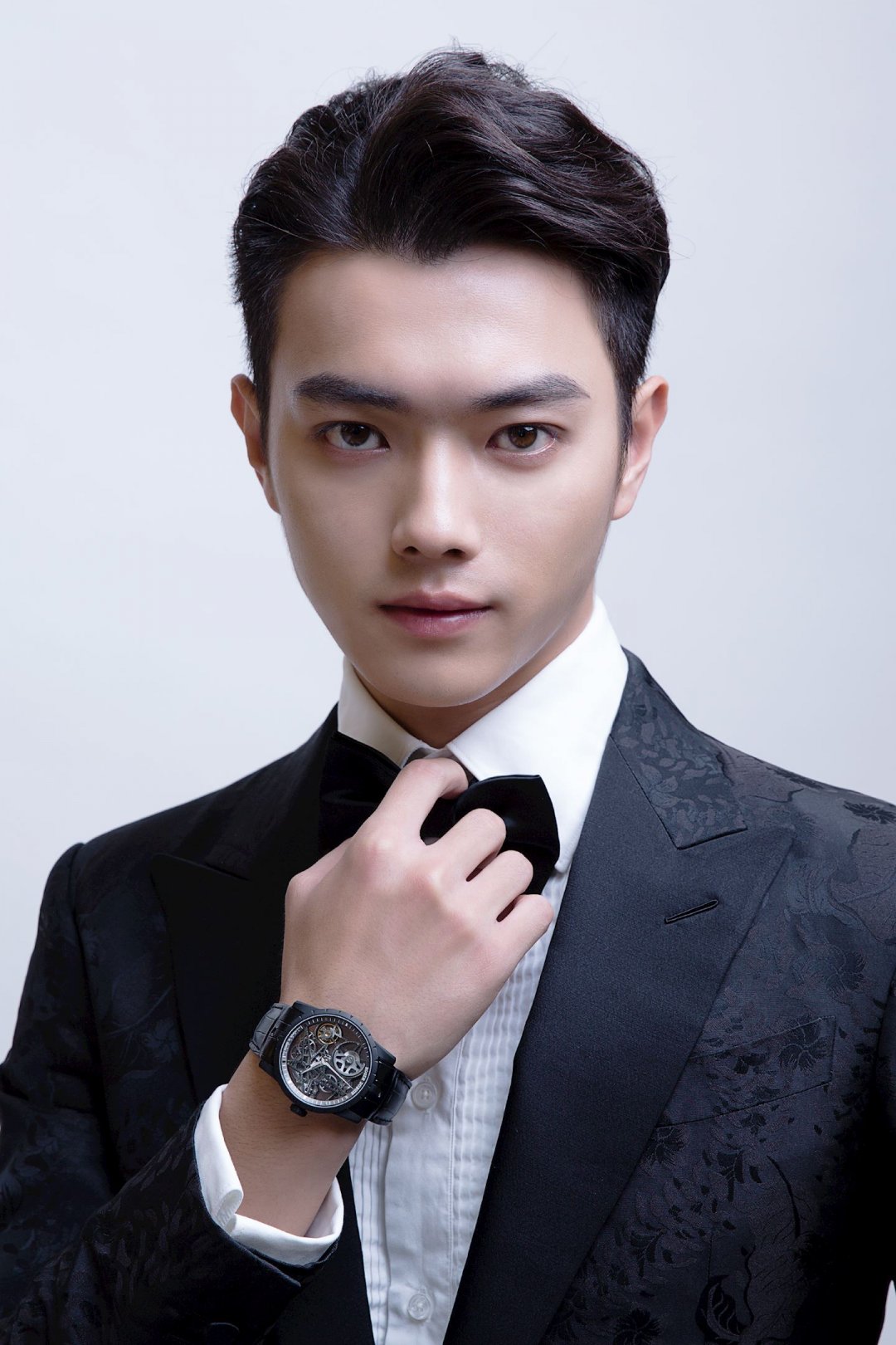 许凯这个名字常常会给人一种艺名的感觉,毕竟在娱乐圈中,改名的明星