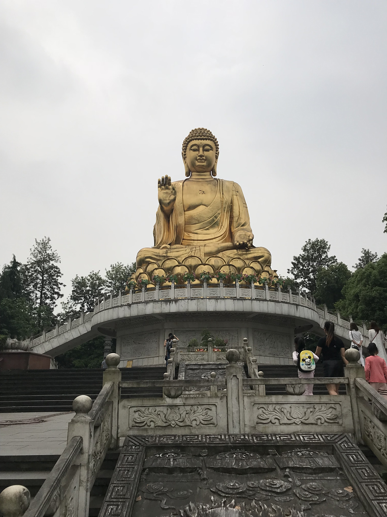 重庆华岩寺,除了大雄宝殿,还有藏经楼,观音堂,室外有露天金佛