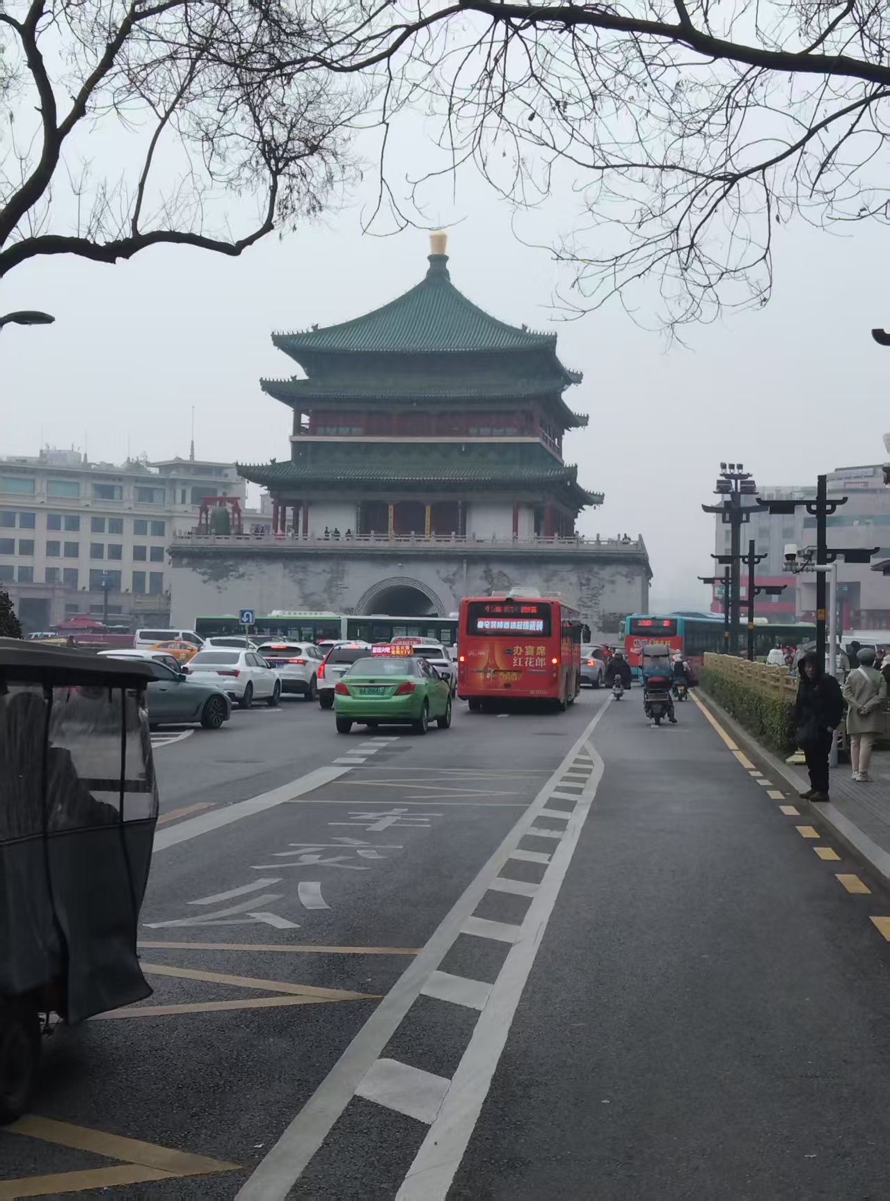 春日旅拍不间断 这几张图片拍摄的是西安钟鼓楼广场钟楼广场附接行