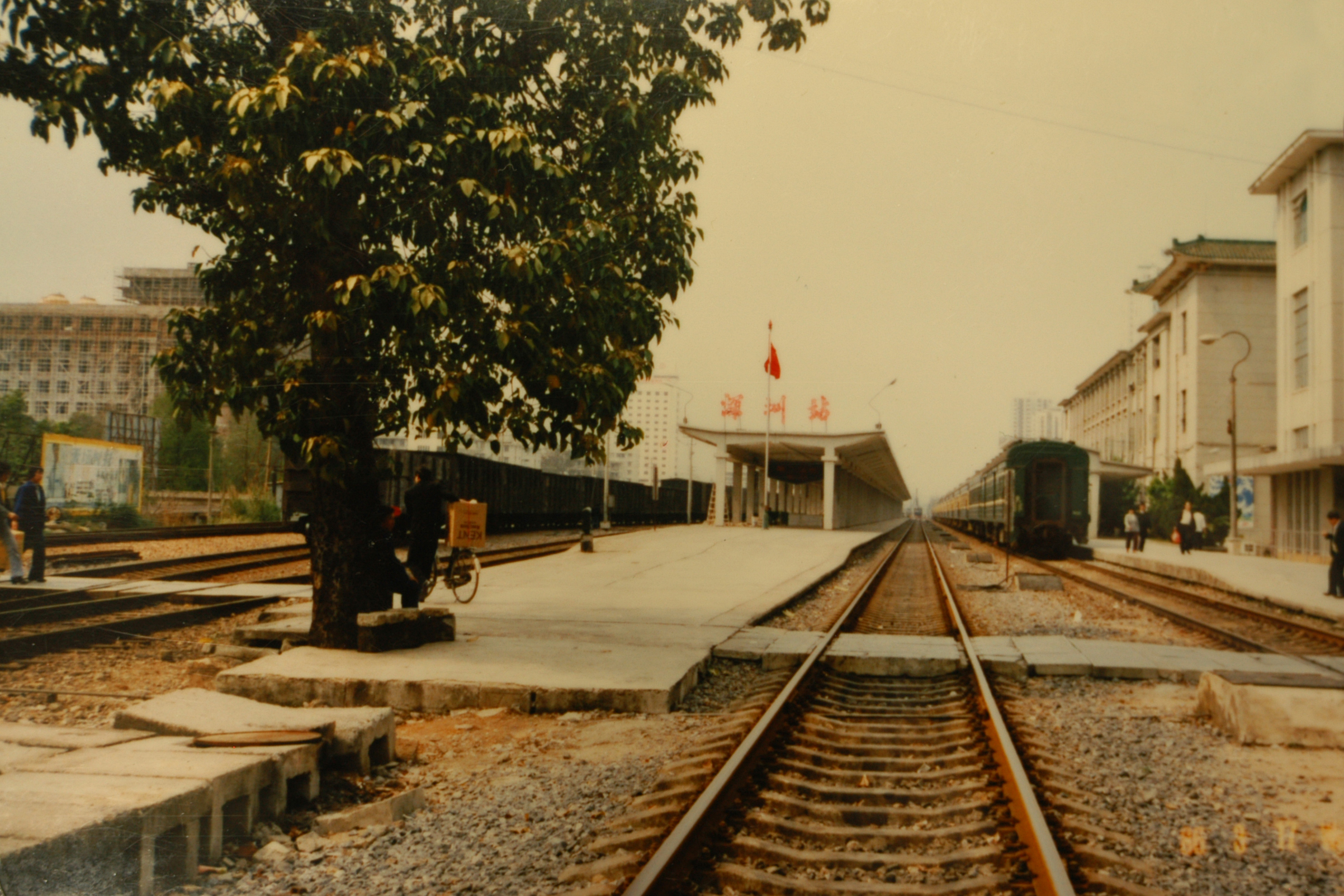 左图月台棚顶"深圳站"用行书,右图月台棚顶"深圳站"用的篆书.