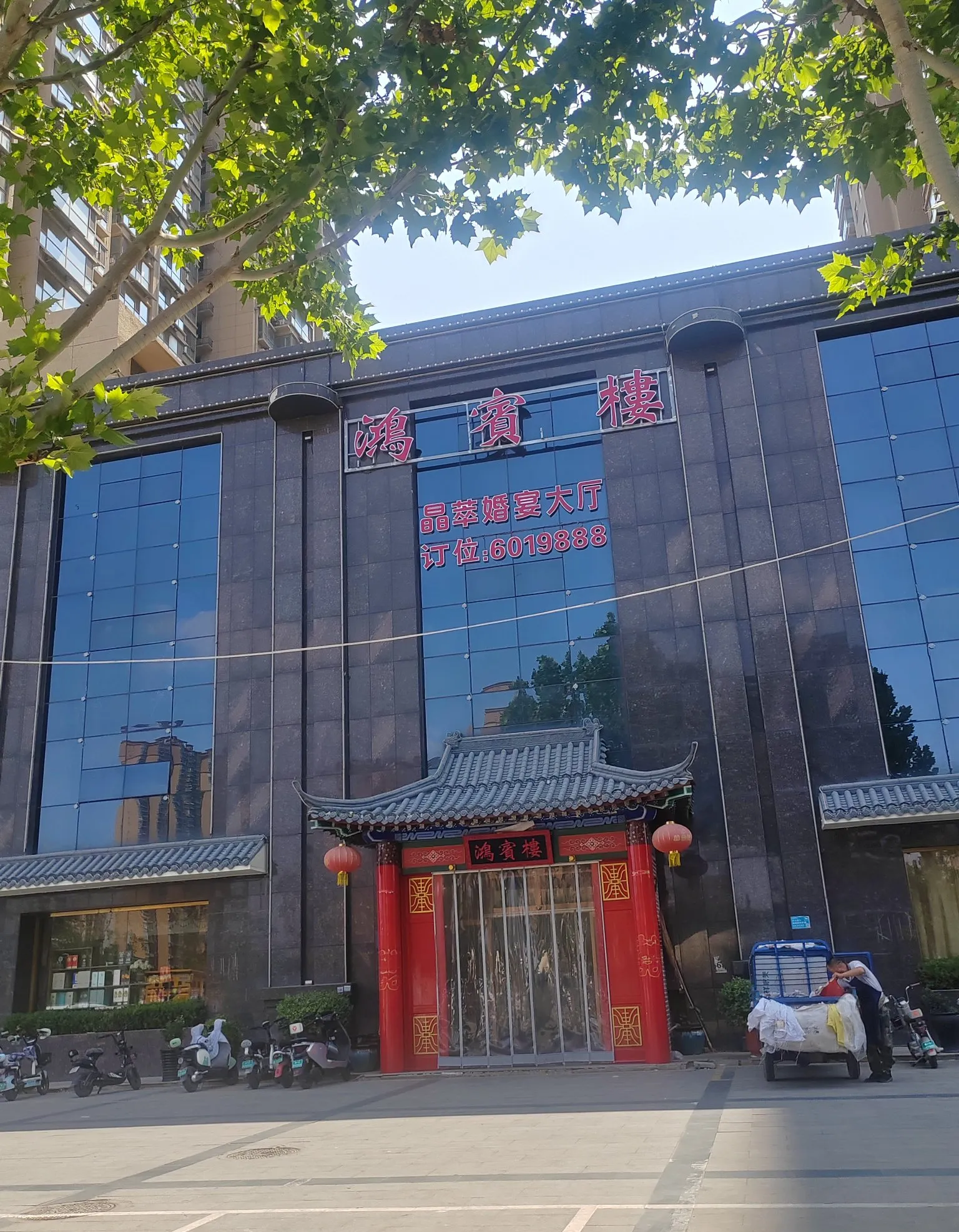 近来很多市民发现,每天中午甚至晚上市内许多大饭店都