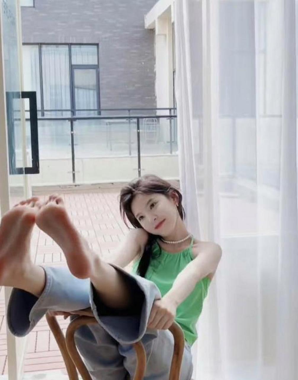 章若楠身穿绿色吊带搭配牛仔裤,气质清甜可人,满满的青春气息.