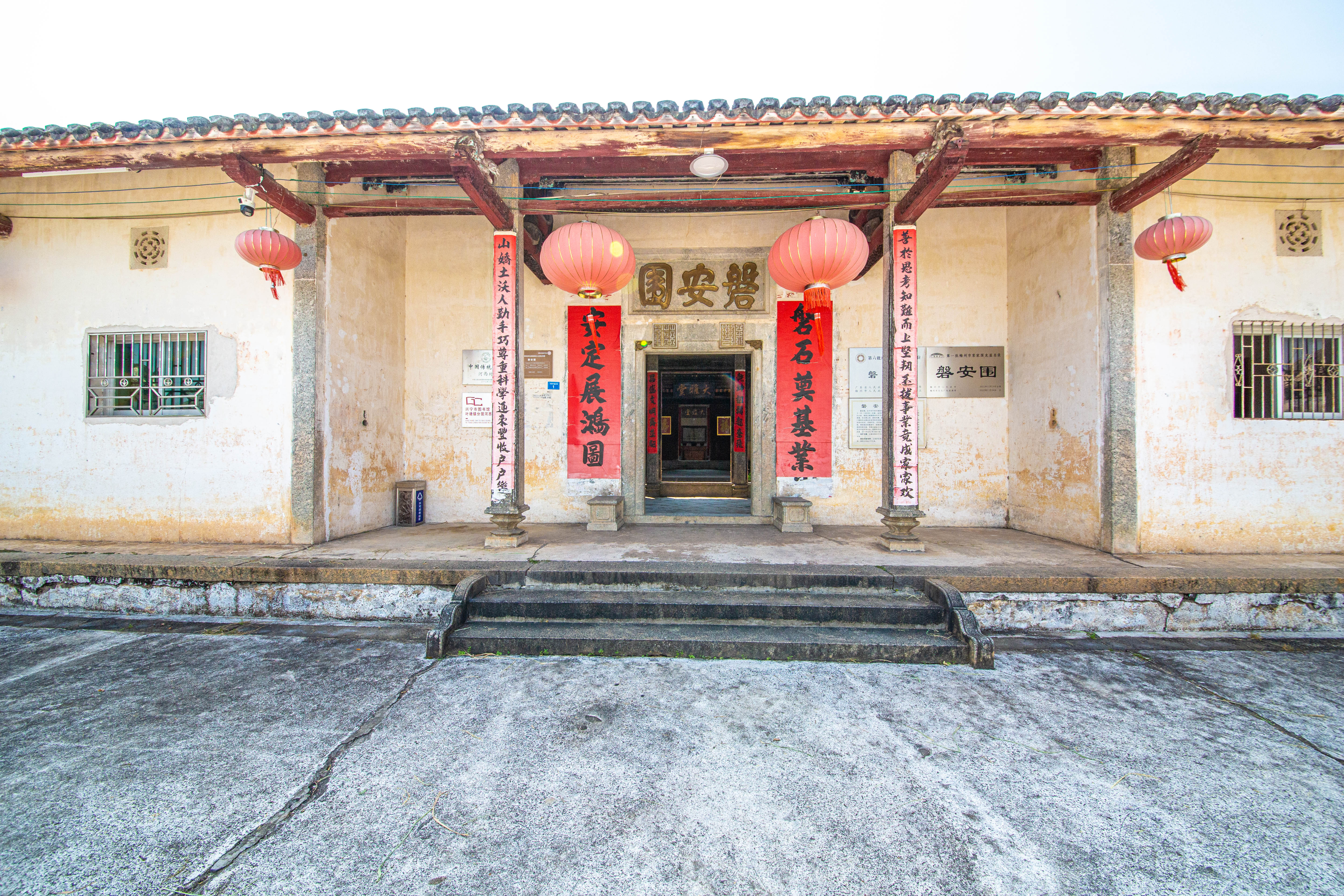 梅州兴宁"磐安围"围龙屋里,很多年轻人都已离开,只有一些上了年纪的人