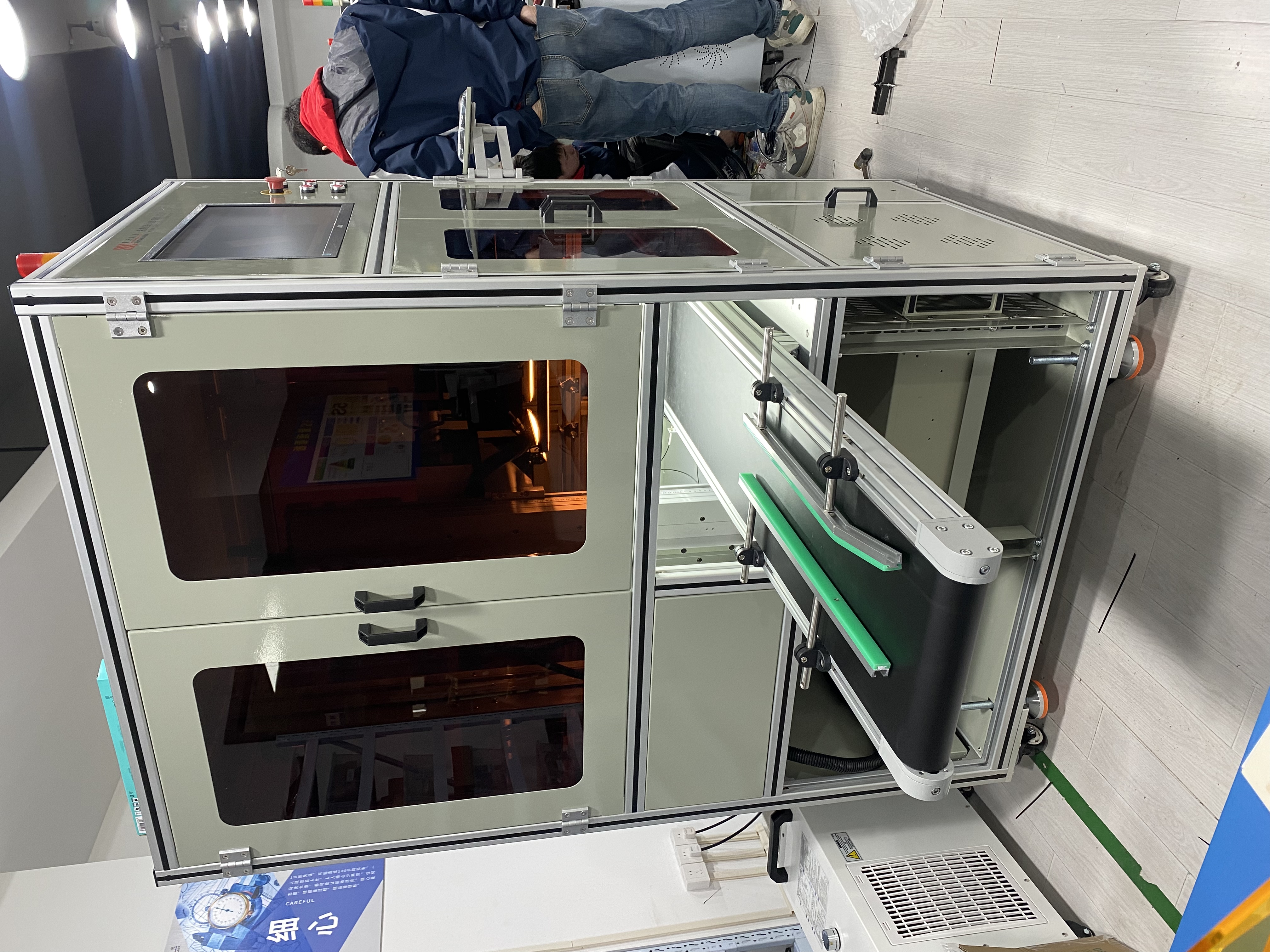 配置流水线平台,可实现全自动激光打标,同时视觉定位系统可以定位打标