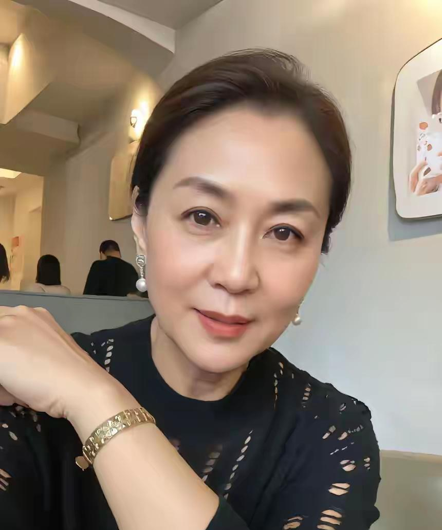 往昔记忆如潮水般涌来,怀旧成了生活常态