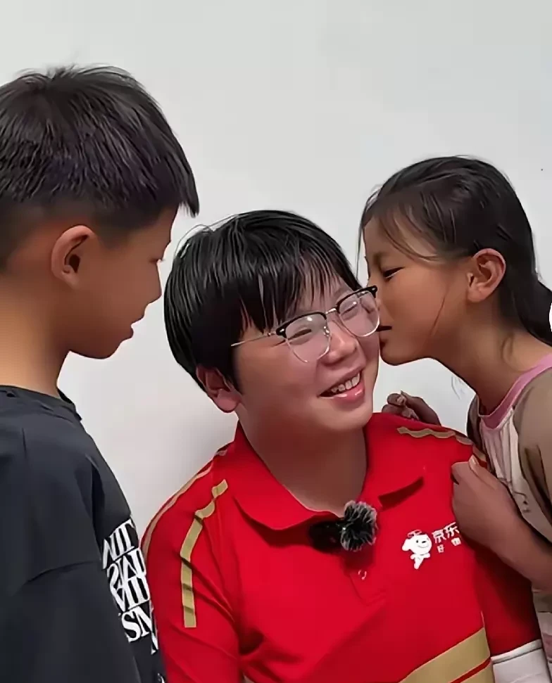 20岁姑娘独自拉扯三个弟妹,14年,13年,11年出生的