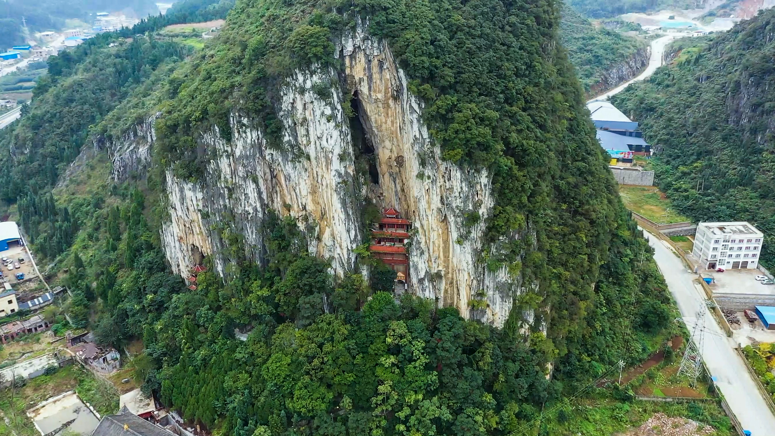 探秘贵州安顺紫云洞:悬崖上的神秘建筑 在贵州安顺的怀抱中,紫云洞