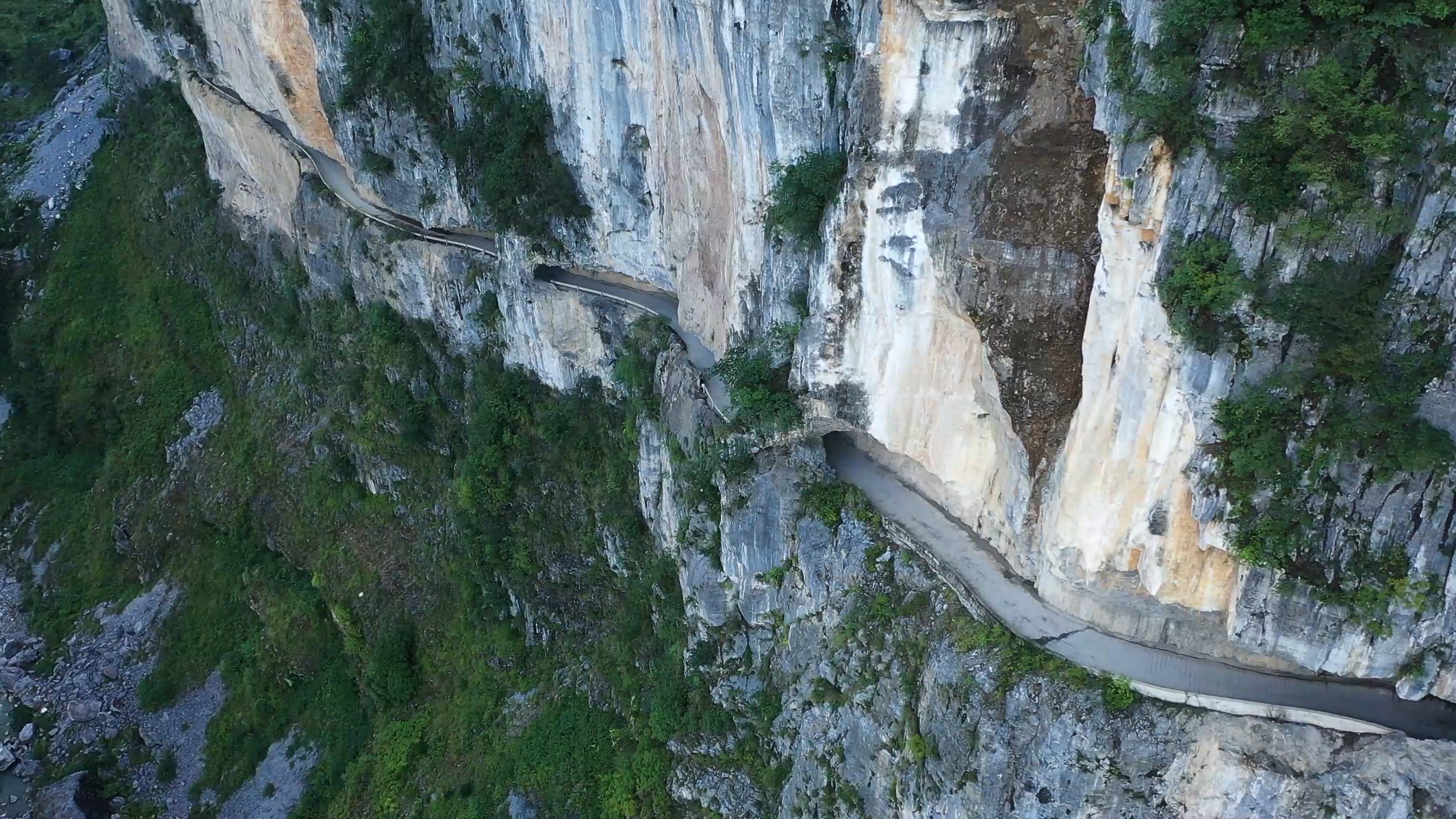 贵州"挂壁公路":挑战与奇迹并存的天路 在贵州那片神秘而壮美的土地上