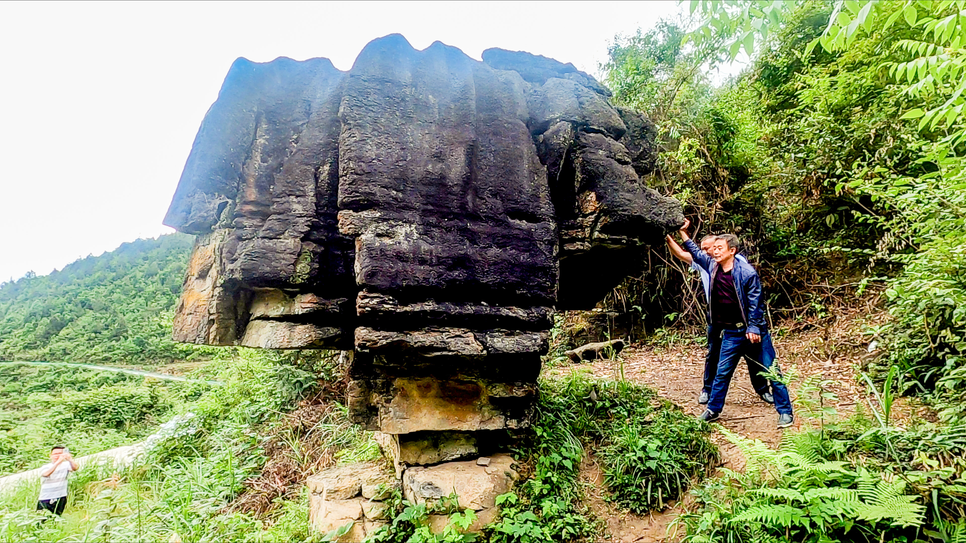 探秘贵州遵义务川的"风动石"奇观 在贵州遵义务川县的大山深处,隐藏着