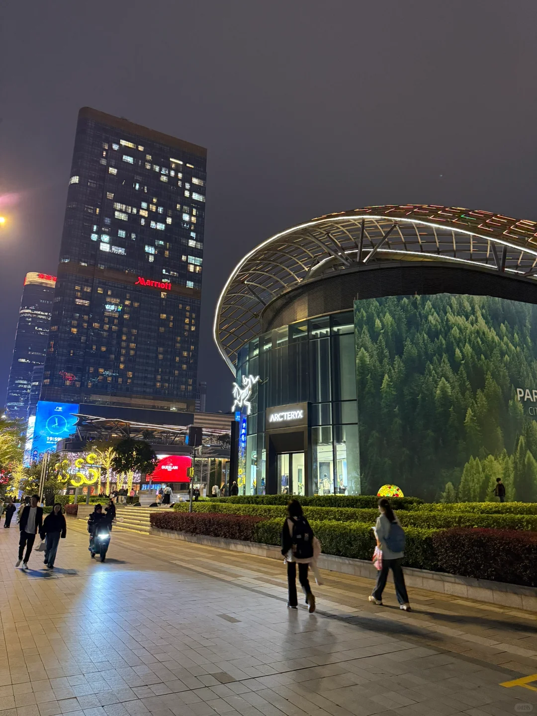 天河城的夜景灯光设计太惊艳了,整栋建筑在夜幕下流光溢彩,成为天河路