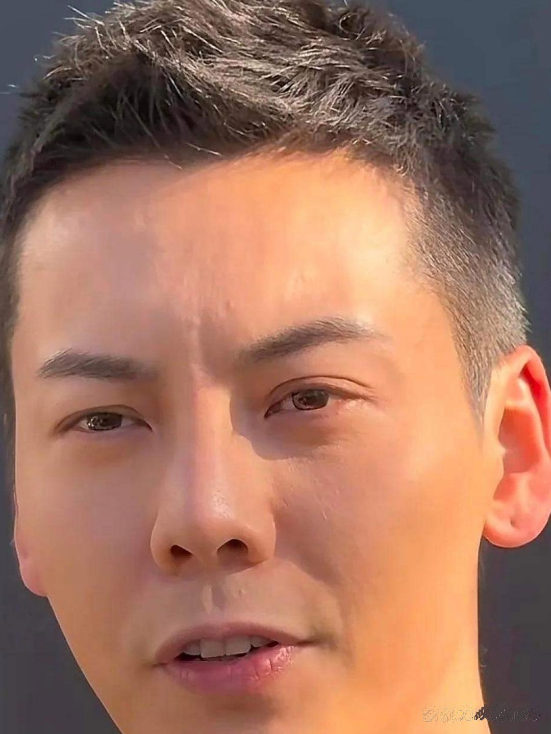 陈伟霆连着三天跑月子中心他老妈跟月嫂拎着新生儿提篮上车被镜头拍
