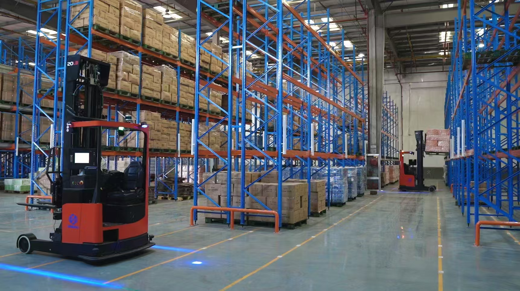 窄巷道堆垛式agv叉车