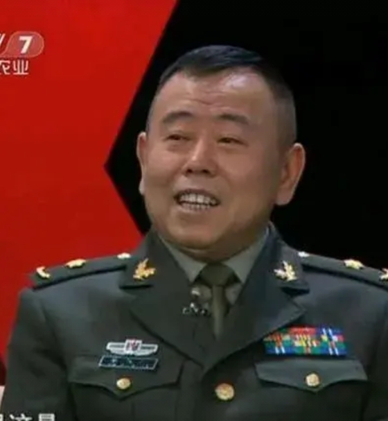 1,潘长江:由二人转演员特招入伍,原第二炮兵政治部文工团一级演员,师