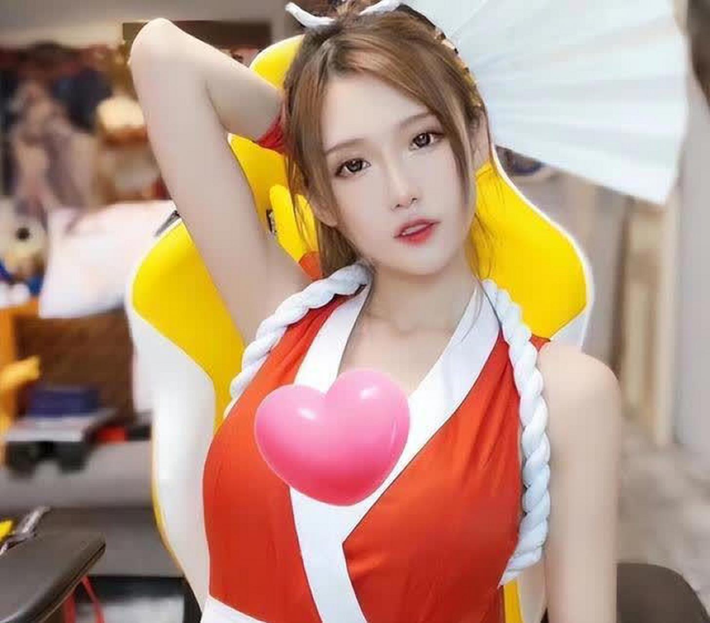 娱乐风# #娱乐风向# #娱乐风暴# 腐团儿cos不知火舞,身材绝佳!